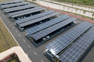 Vista desde arriba de un parking con marquesinas con placas fotovoltaicas