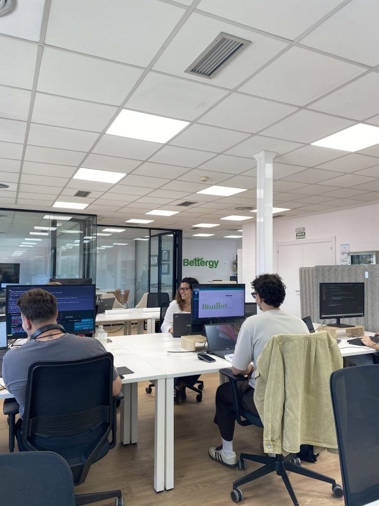 Personas trabajando en ordenadores en la oficina de Bettergy