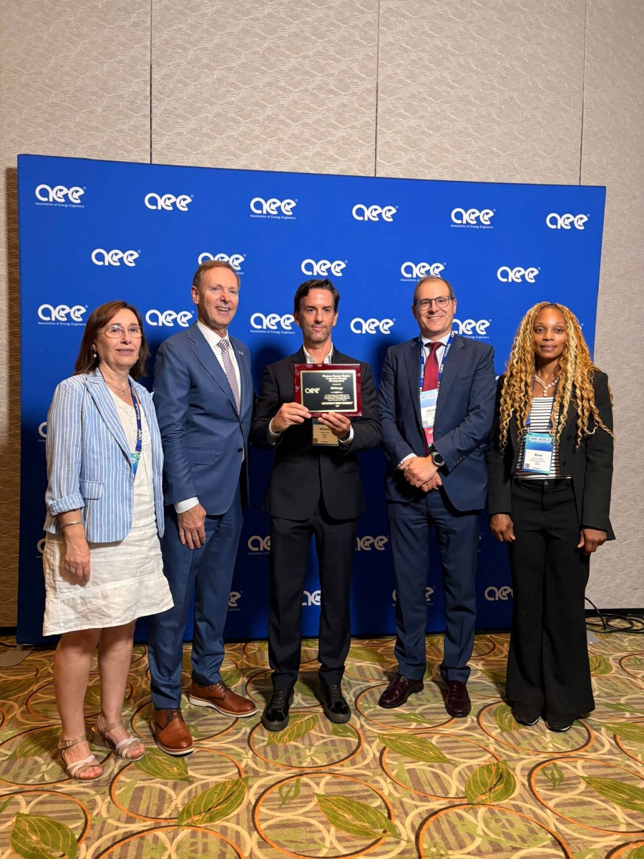 El CEO de Bettergy, Antonio J. Ruiz con representantes de la AEE en AEE World Energy Conference & Expo